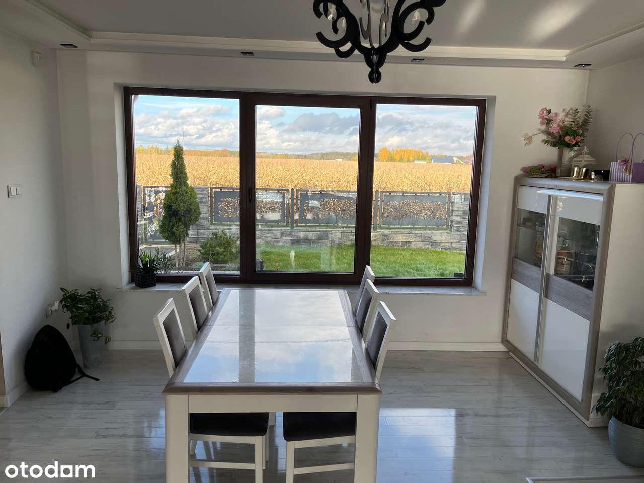 Nowoczesny dom z dużym ogrodem i tarasem – gotowy do wprowadzenia! - Pełny obrazek: 4/13