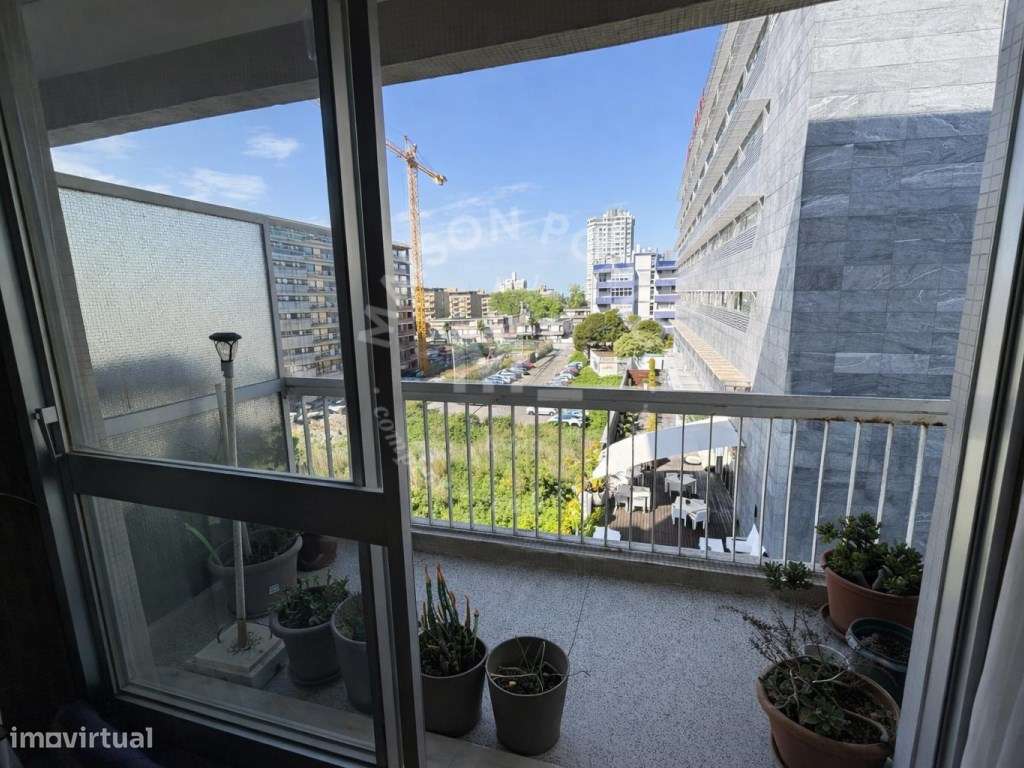Apartamento T2 com Varanda e Garagem próximo ao Estádio do Boavista...-9