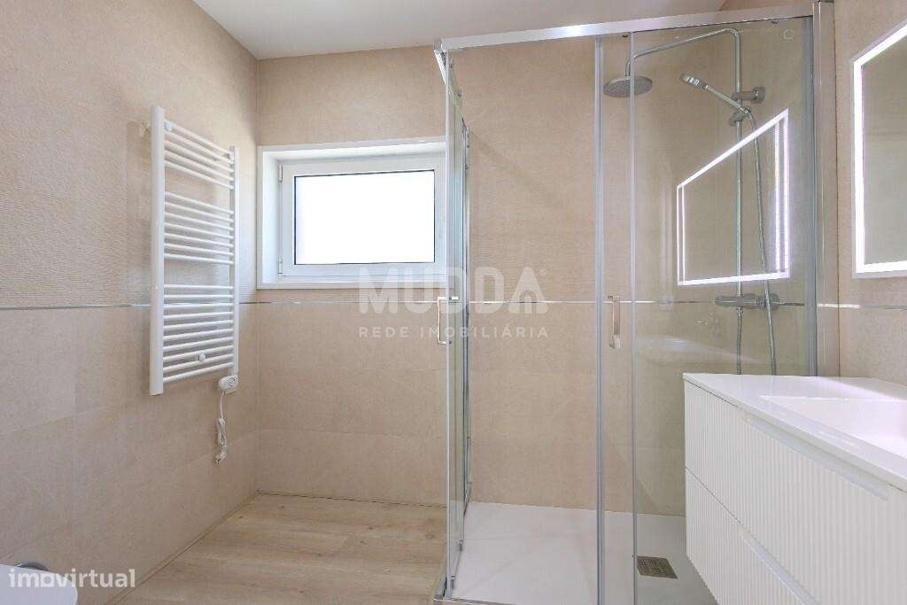 Moradia T4 com Design Contemporâneo e Acabamentos Premium-15