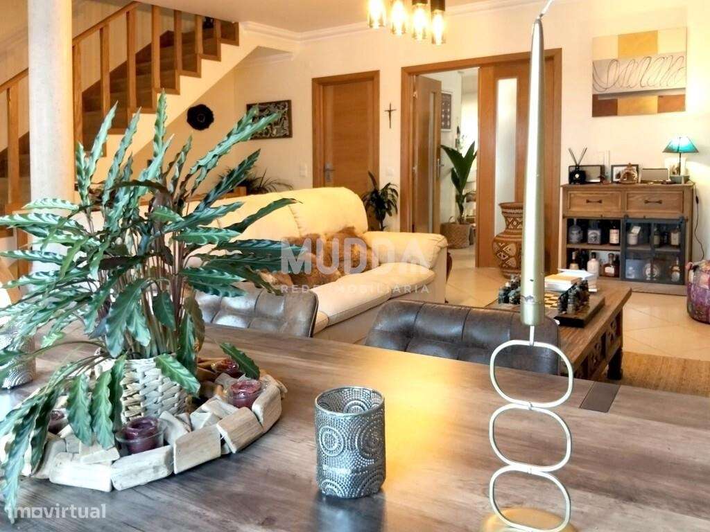 Moradia T3 Contemporânea com Suite, Painéis Solares, Garagem e Terraço-24