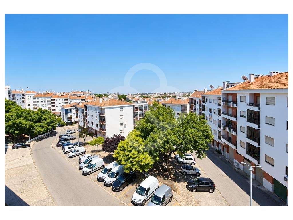 Totalmente remodelado, apartamento T4 com varanda no centro da Amor...-12