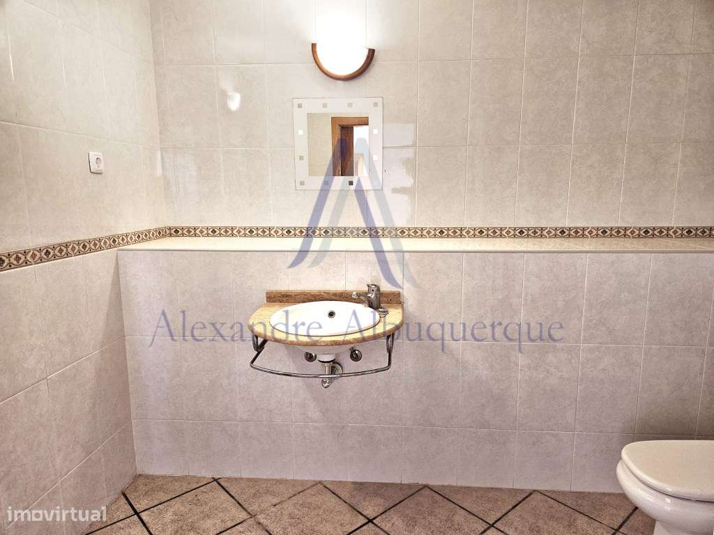 Moradia Isolada com Piscina T3+2-37