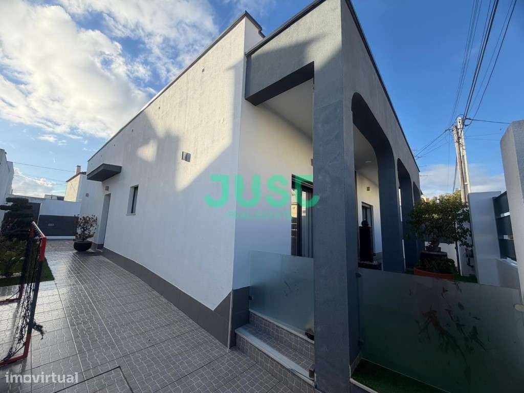 Moradia isolada, T3, seminova com garagem e piscina na Quinta do Conde-11