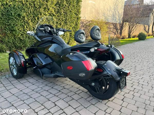 Can-Am Spyder - 2