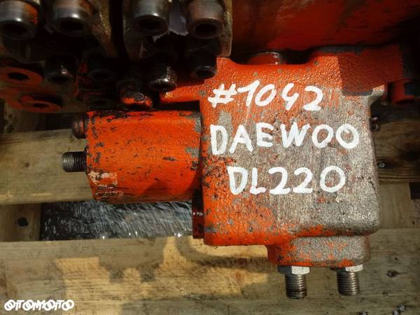 Rozdzielacz Daewoo DL220 - 2