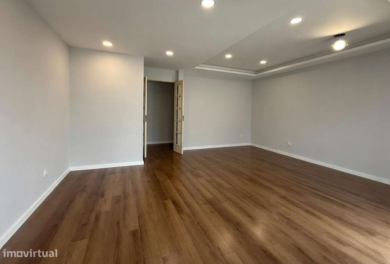Apartamento T4 transformado em T3 no Laranjeiro em Almada-3