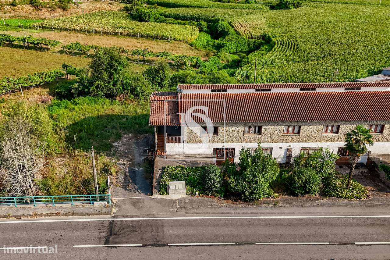 Moradia T4 c/ 376 m², jardim e riacho-34