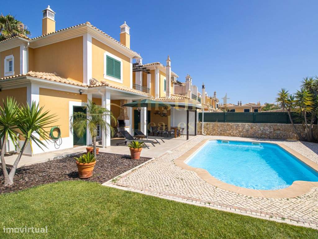 FANTÁSTICA/MORADIA EM BANDA/COM 4 QUARTOS/JARDIM & PISCINA/A APENAS... - Grande imagem: 4/39