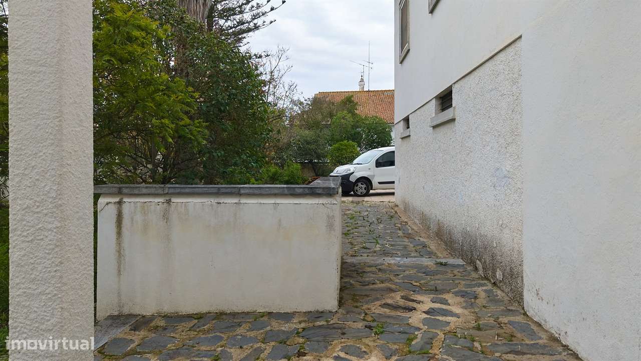 Moradia Senhorial com 16 divisões com Arrumos e Jardim, centro-28