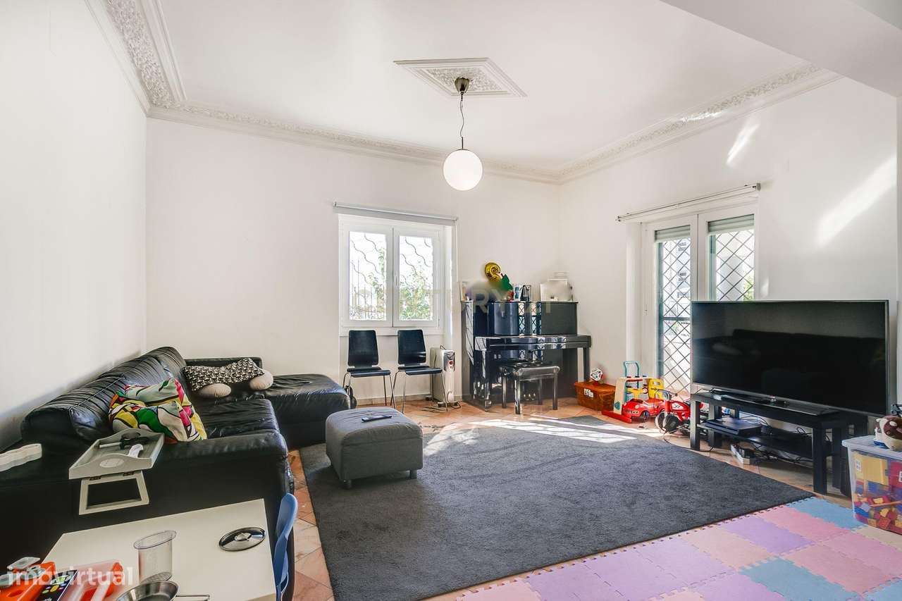 Terreno de 956m2 com duas moradias em Alcântara, Lisboa, uma T4 e T3-46