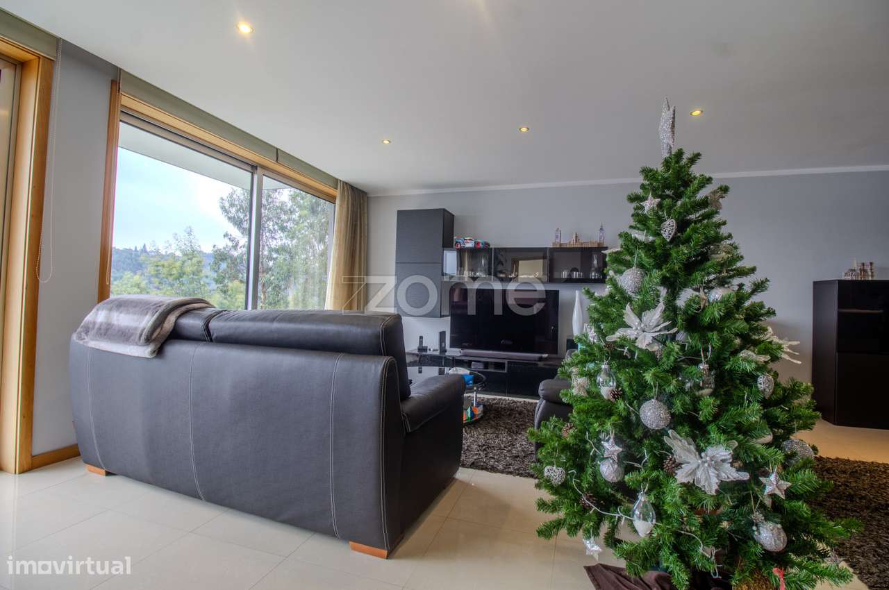 Moradia T3 | 3 Suítes e Piscina com Vista Rio-48