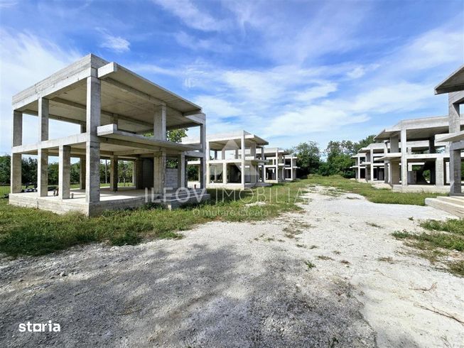 Ansamblu 8 case la structura, 3298mp teren, autorizatie valabila-1