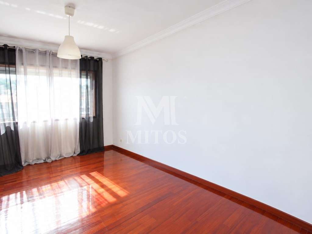 Apartamento T1+1 no Coração de Valongo com Garagem e Lareira-8