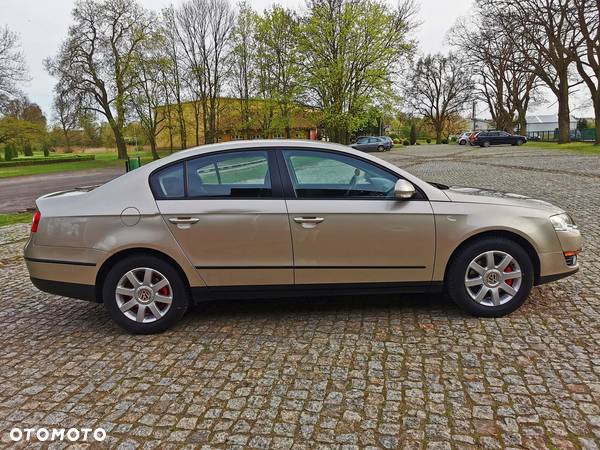 Volkswagen Passat 1.6 Comfortline - 4