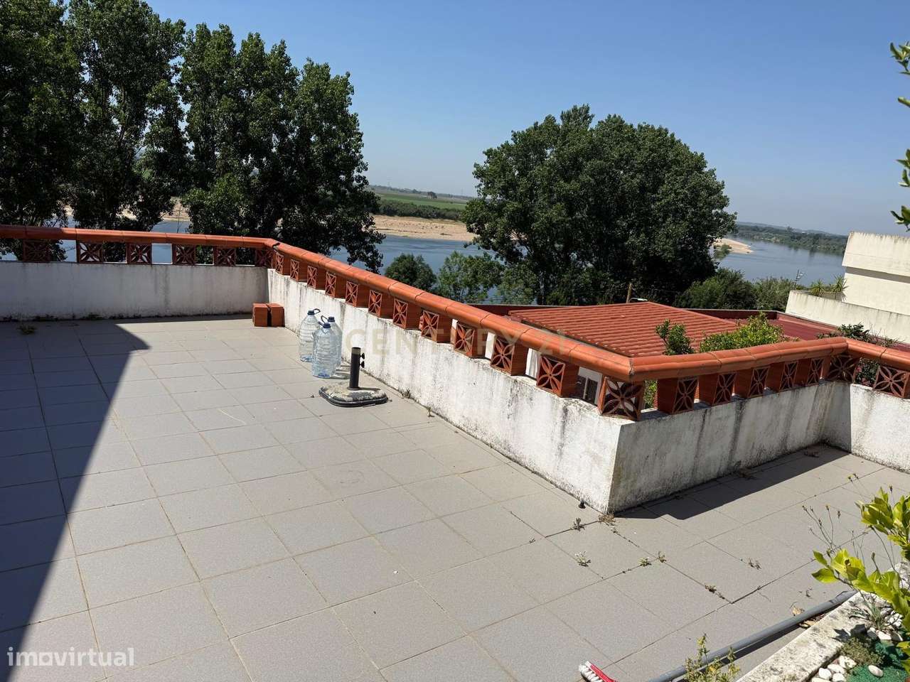 Moradia T2 com Vista Panorâmica em Localização Central-14