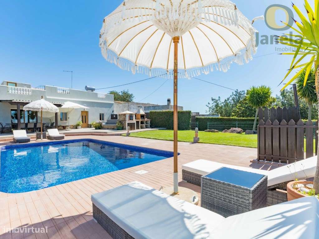 Charmosa propriedade com piscina e jardim, num terreno com 1000 m² - Grande imagem: 4/55