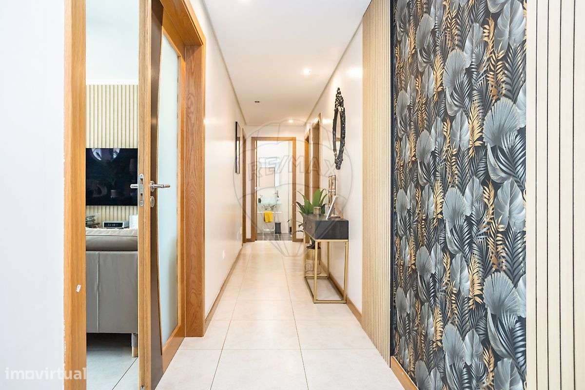 Apartamento T3 com box e varanda para Venda-5