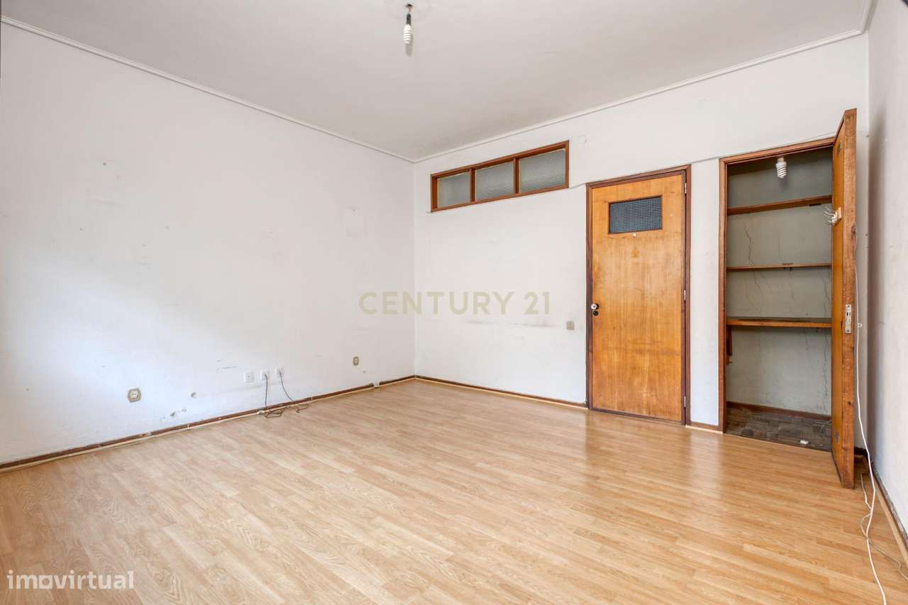 ✨ T1+1 com Pátio no Porto – Excelente Oportunidade de Valorização! ✨ - Grande imagem: 4/15