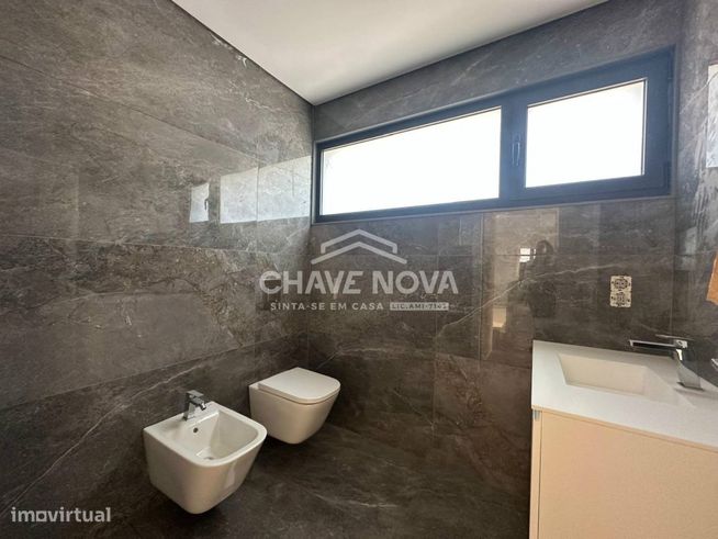 Moradia V4 Geminada com Piscina em Espinho-10