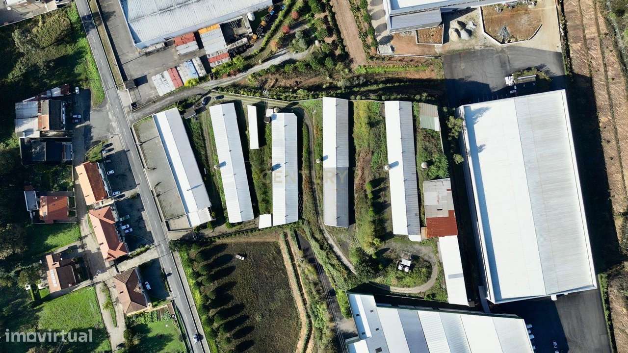 Lote 12.750 m² com 5 Armazéns | Acesso imediato à A41 | Oportunidade Ú-5
