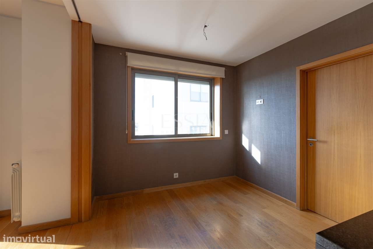 T3+1 com Varanda, 2 Lugares de garagem e Layout Personalizado, Ramalde-11