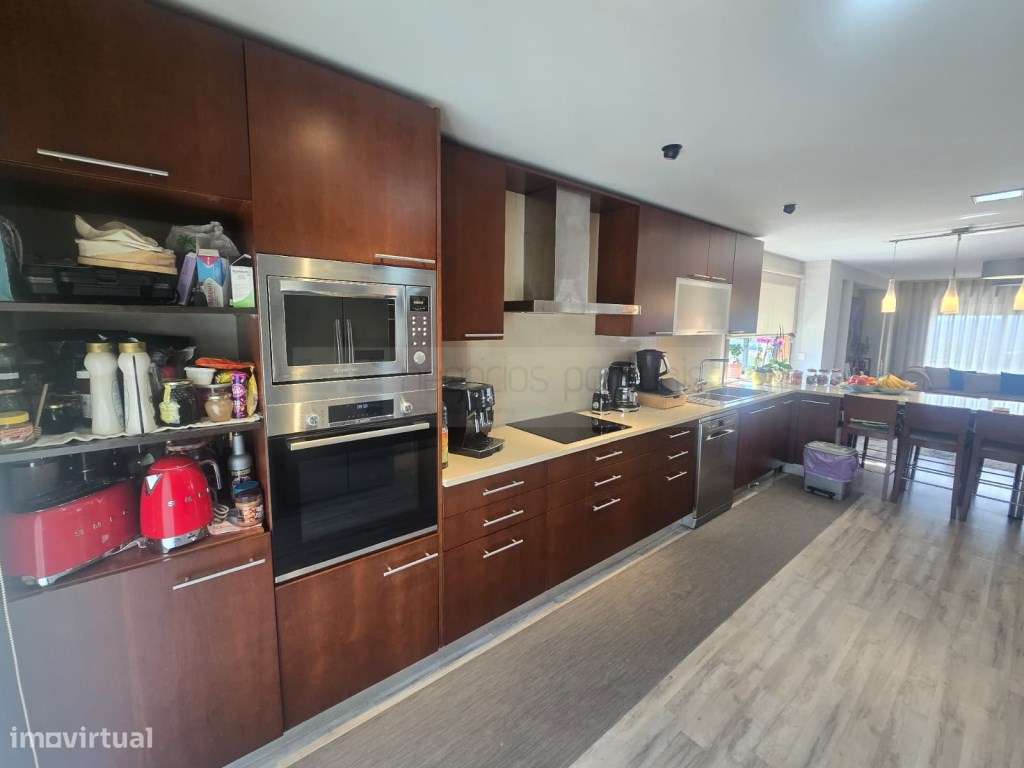 Moradia Gaveto T3 mais escritório e um apartamento T2-8