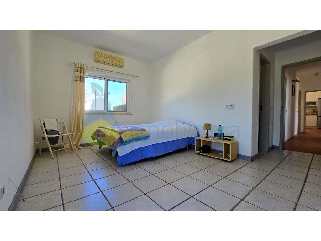 Moradia V4 com piscina e uma vista deslumbrante-10