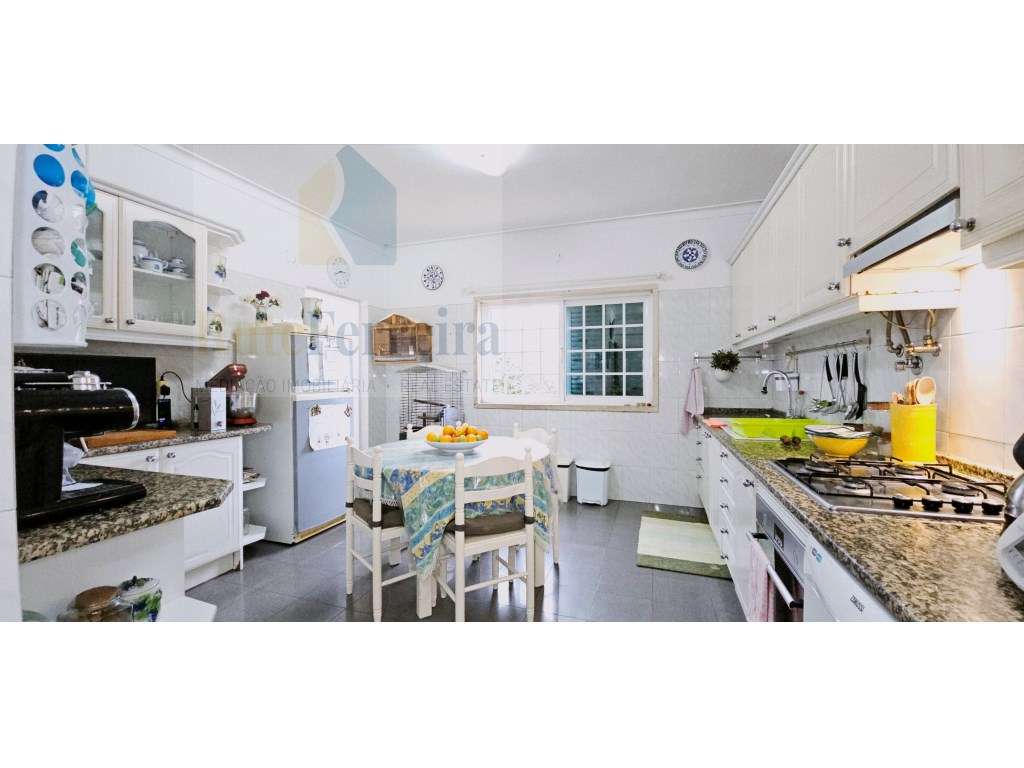 Moradia T5 com jardim privado e garagem !!-11