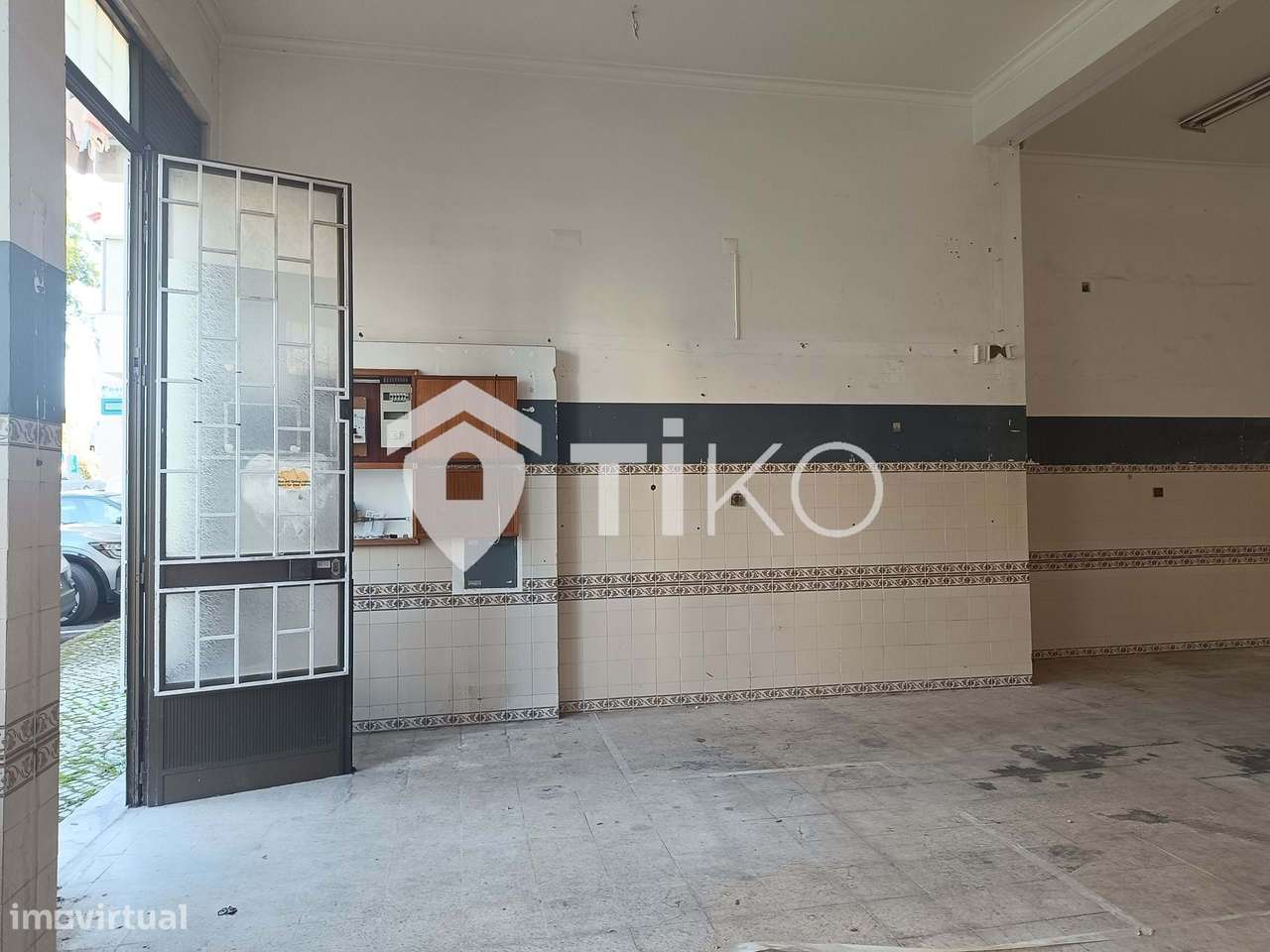 Loja com 2 janelas, ampla porta e montra frontal — Reboleira - Grande imagem: 4/22