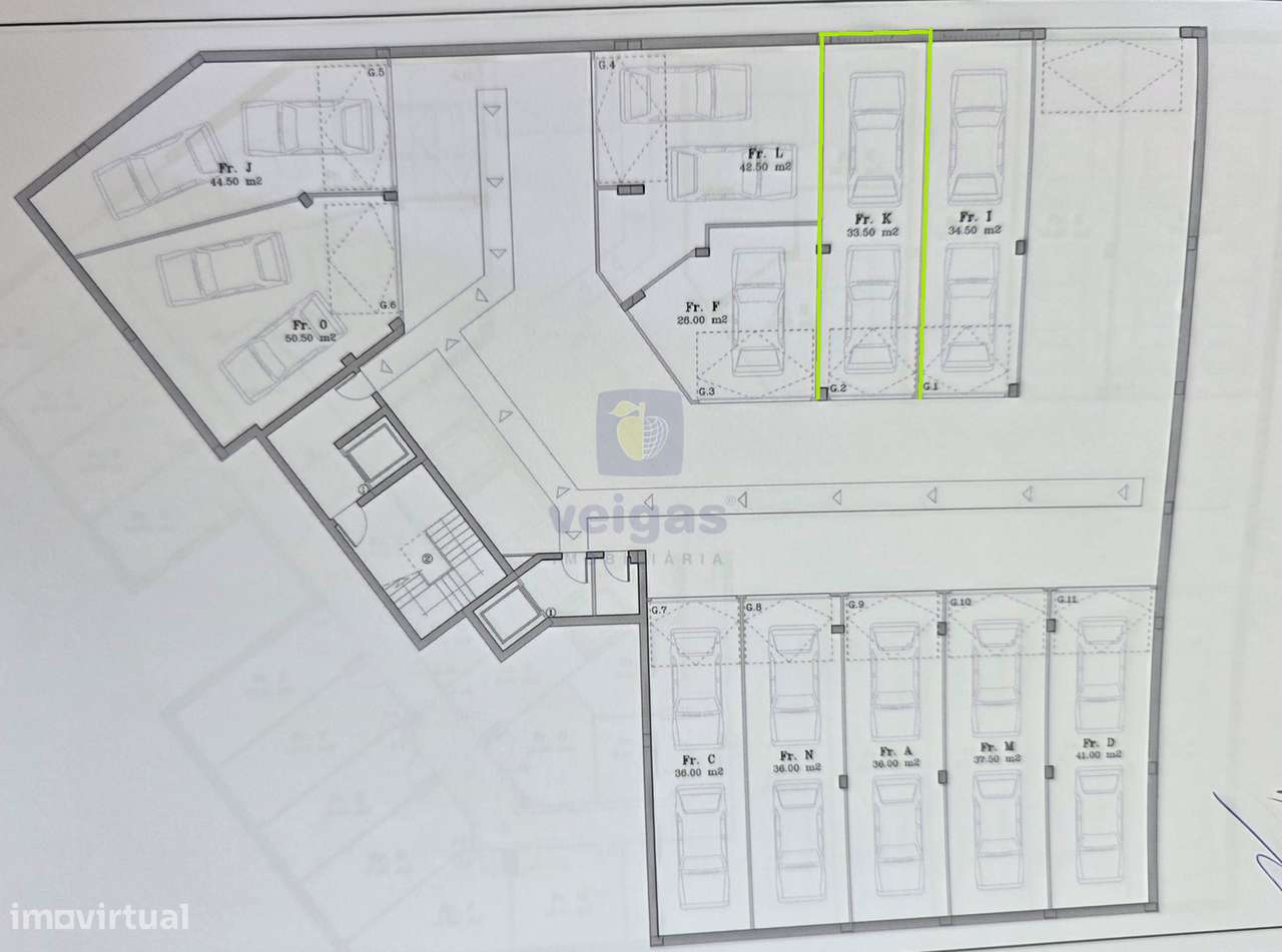 Apartamento semi-novo, T2, 2 WC, box p/ 2 carros e arrumos, em Leiria-35