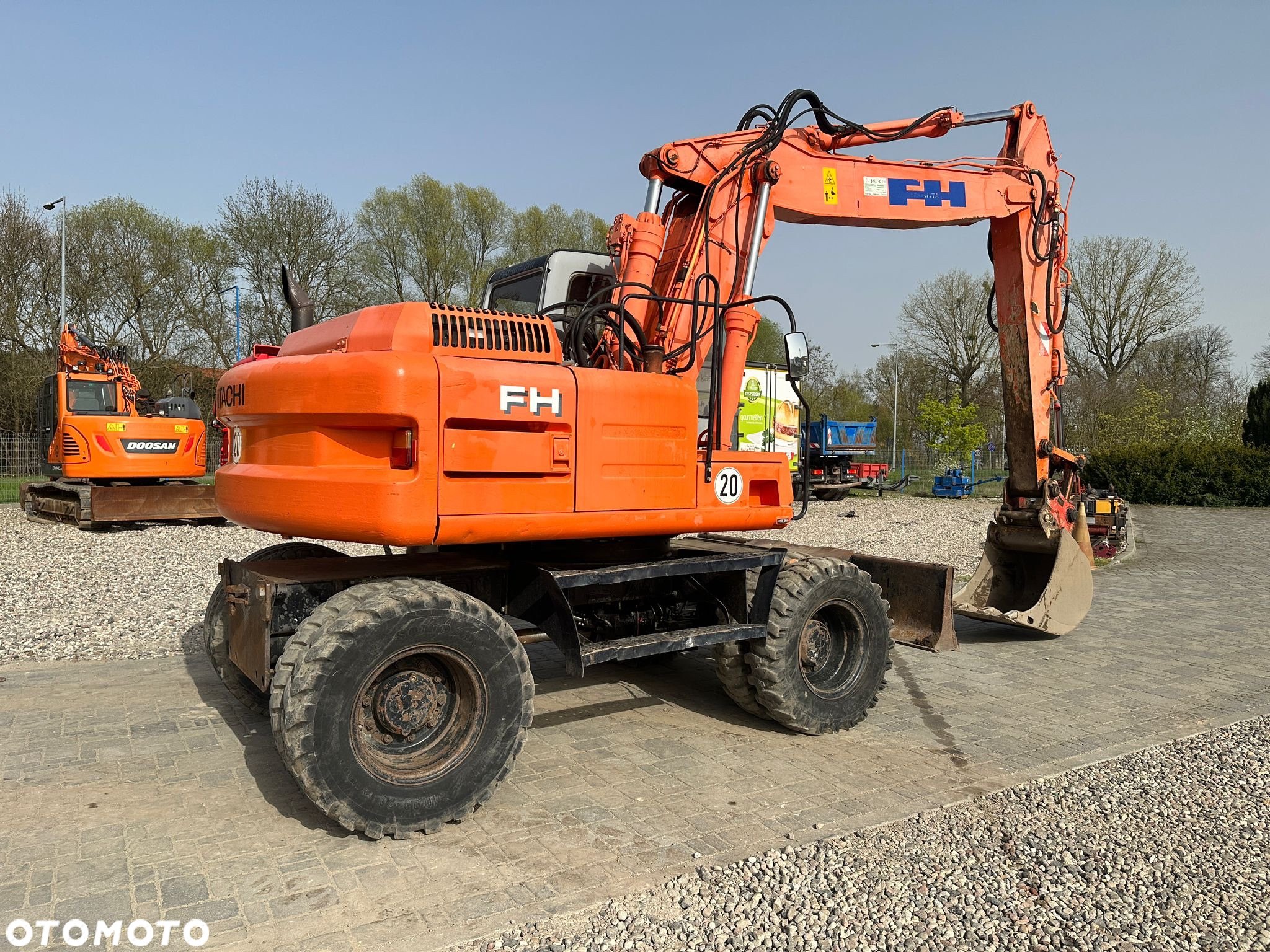 Hitachi EX165W - 5