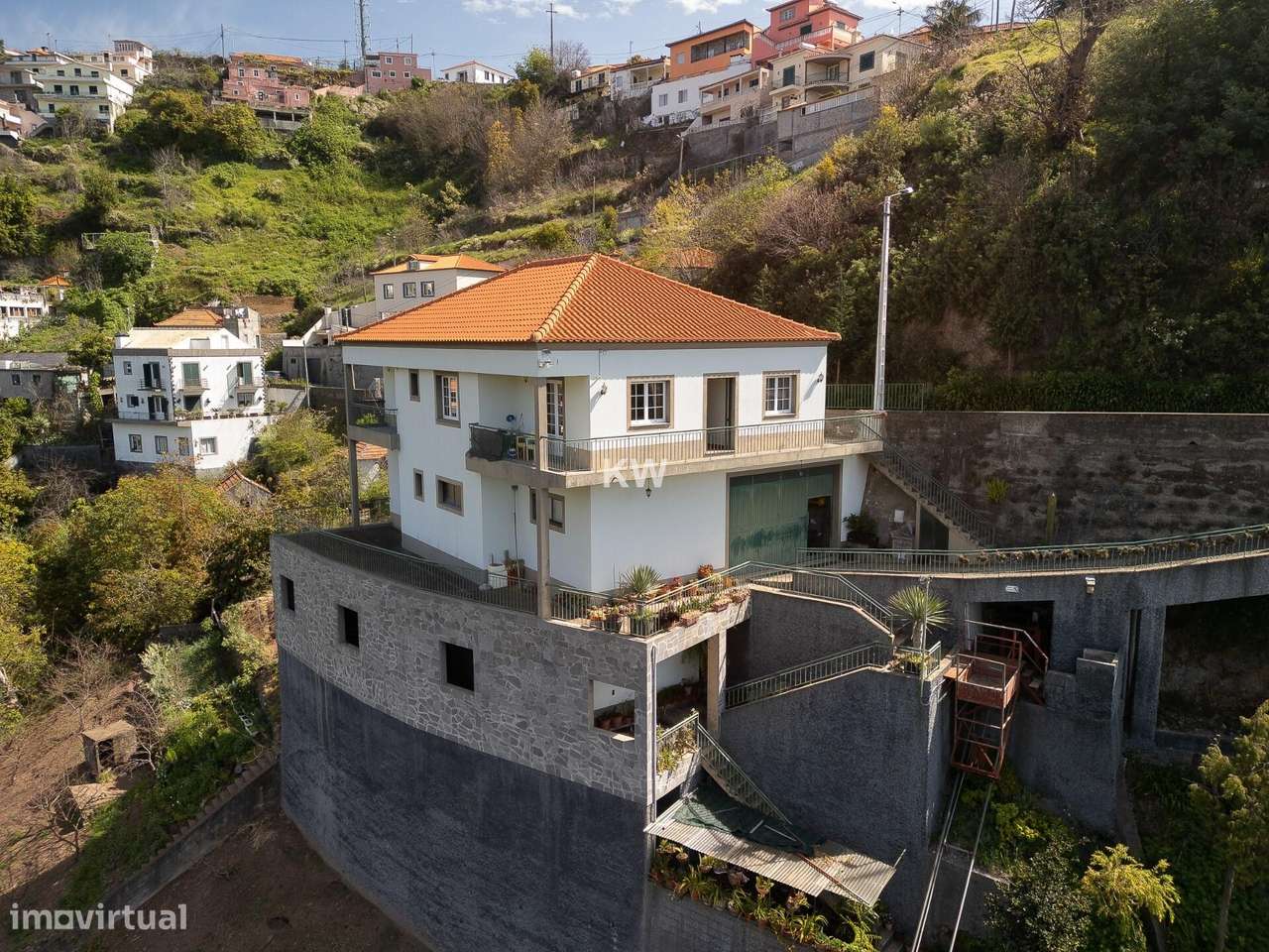 Prédio Isolado em Câmara de lobos - Grande imagem: 3/32
