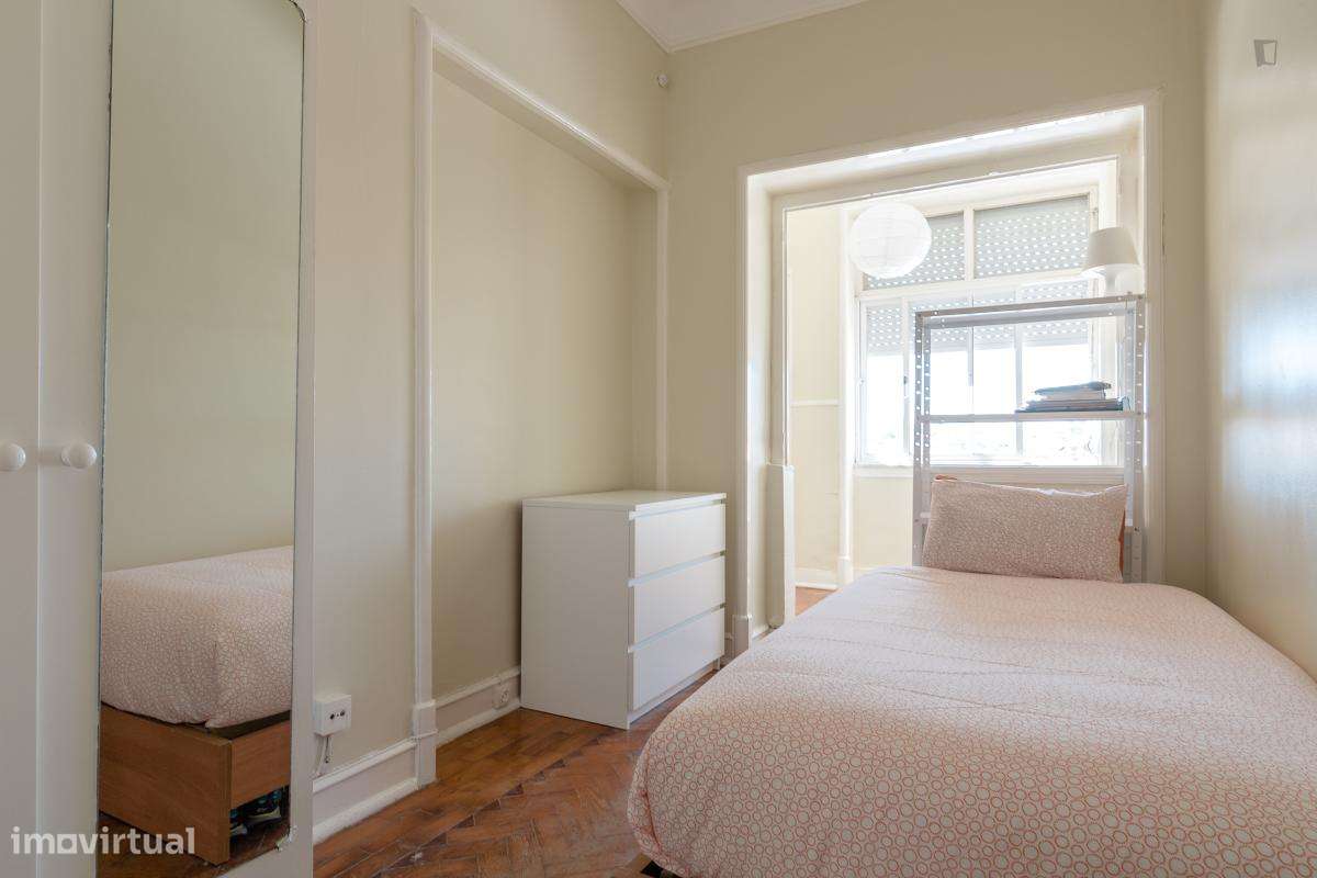 Quarto - localizado em Intendente Lisbon - Grande imagem: 5/10