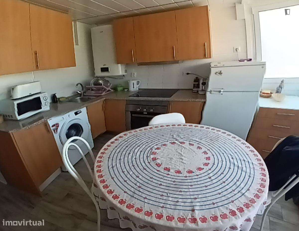 Quarto - localizado em Almada Lisbon - Grande imagem: 5/6