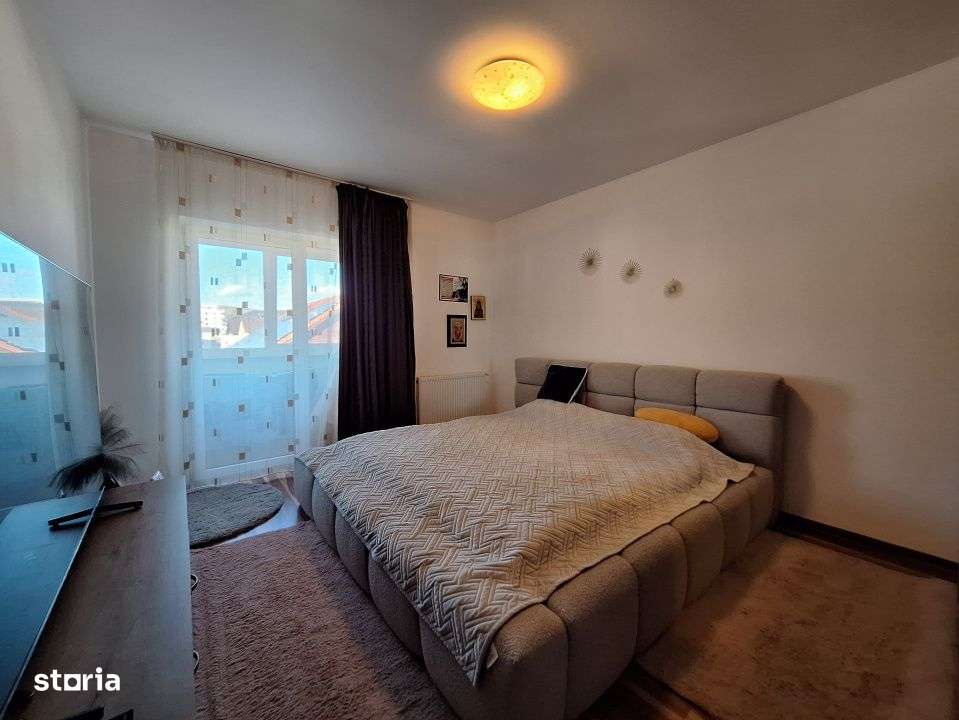 Apartament cu 2 camere, decomandat, 2 balcoane, zona Porii - Imagine principală: 3/8