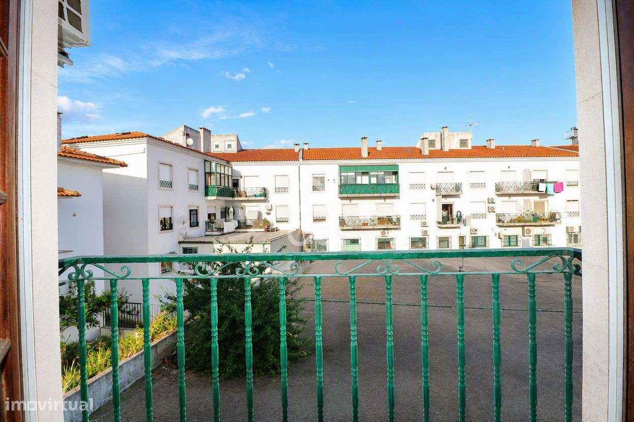 Apartamento T3 usado com 2 wc´s, varanda e ar-condicionado no Avelar.-12