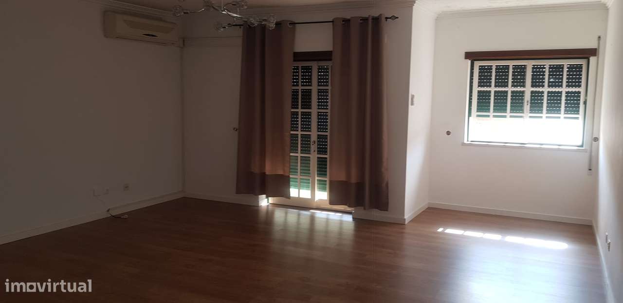 Entroncamento | Apartamento T3 com Garagem e Arrecadação –-16