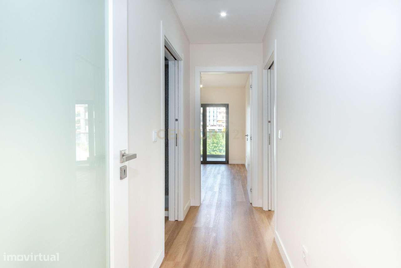 Apartamento no Feijó , T2 com suite, parqueamento e arrecadação/Prédi - Grande imagem: 4/37