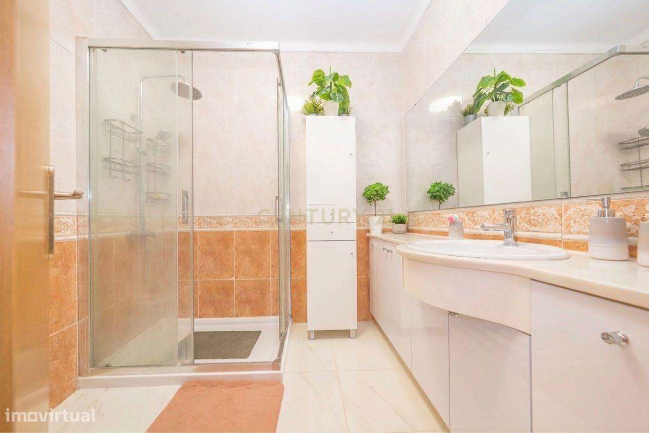 Apartamento Único com 268m2 no Último Andar com Terraço Extraordinário-20