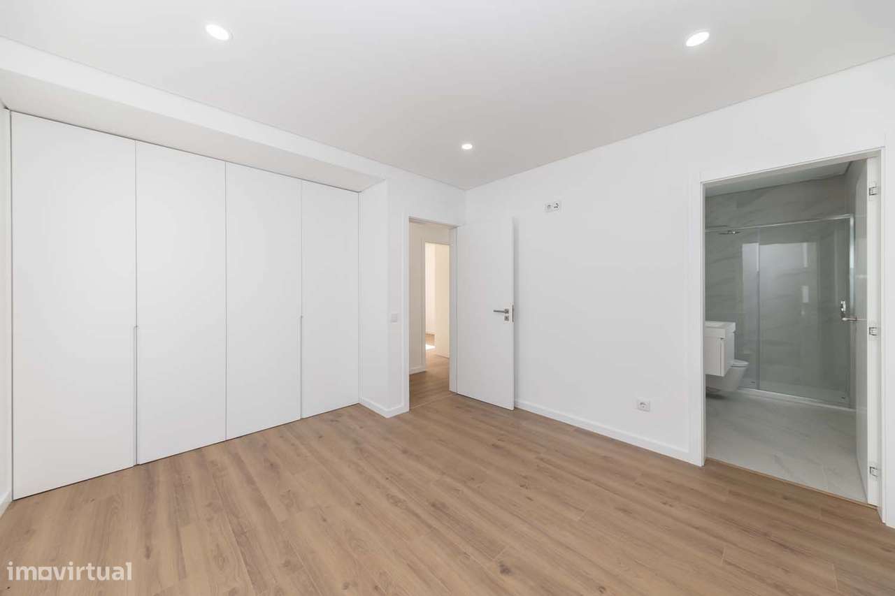 T3 NOVO – Apartamento com Espaço Exterior Único de 500 m² no Seixal-40