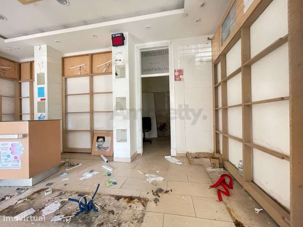 Prédio em Ruína em Pleno Coração de Queluz-5