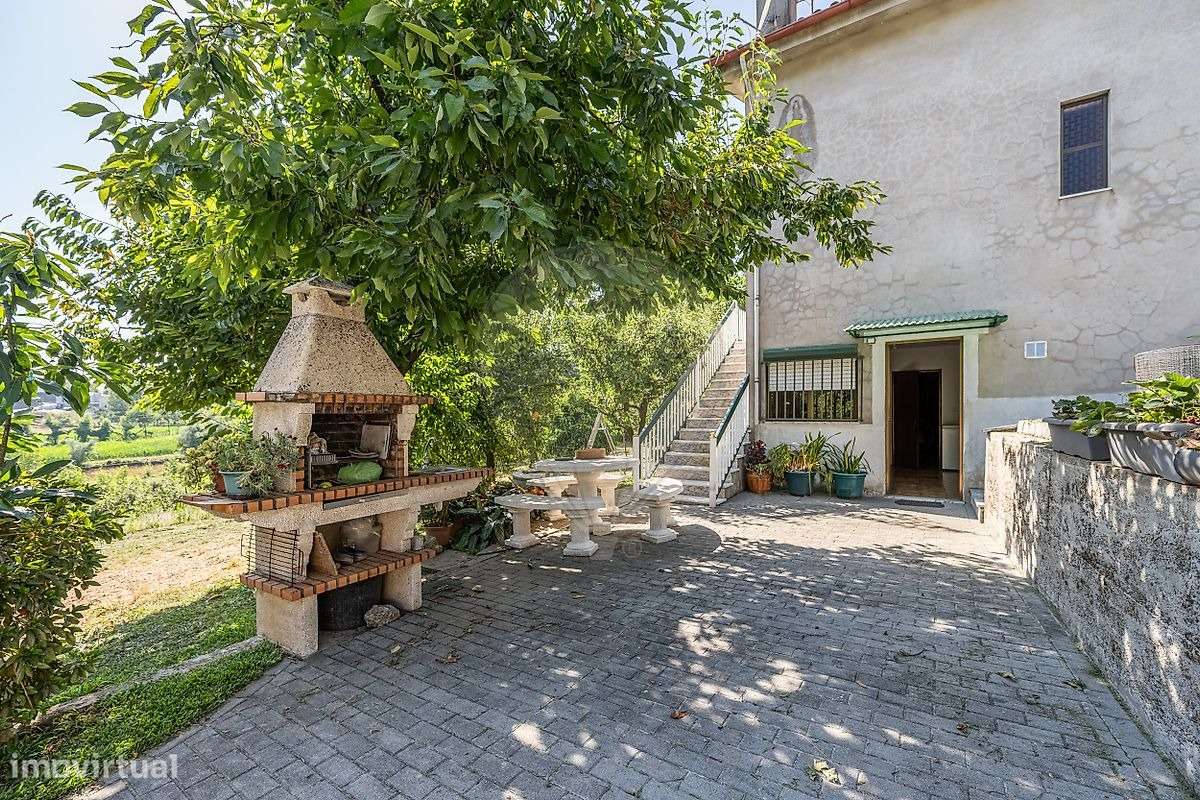 Moradia T4 com Terreno e Árvores de Fruto em Moure, Vila Verde-19