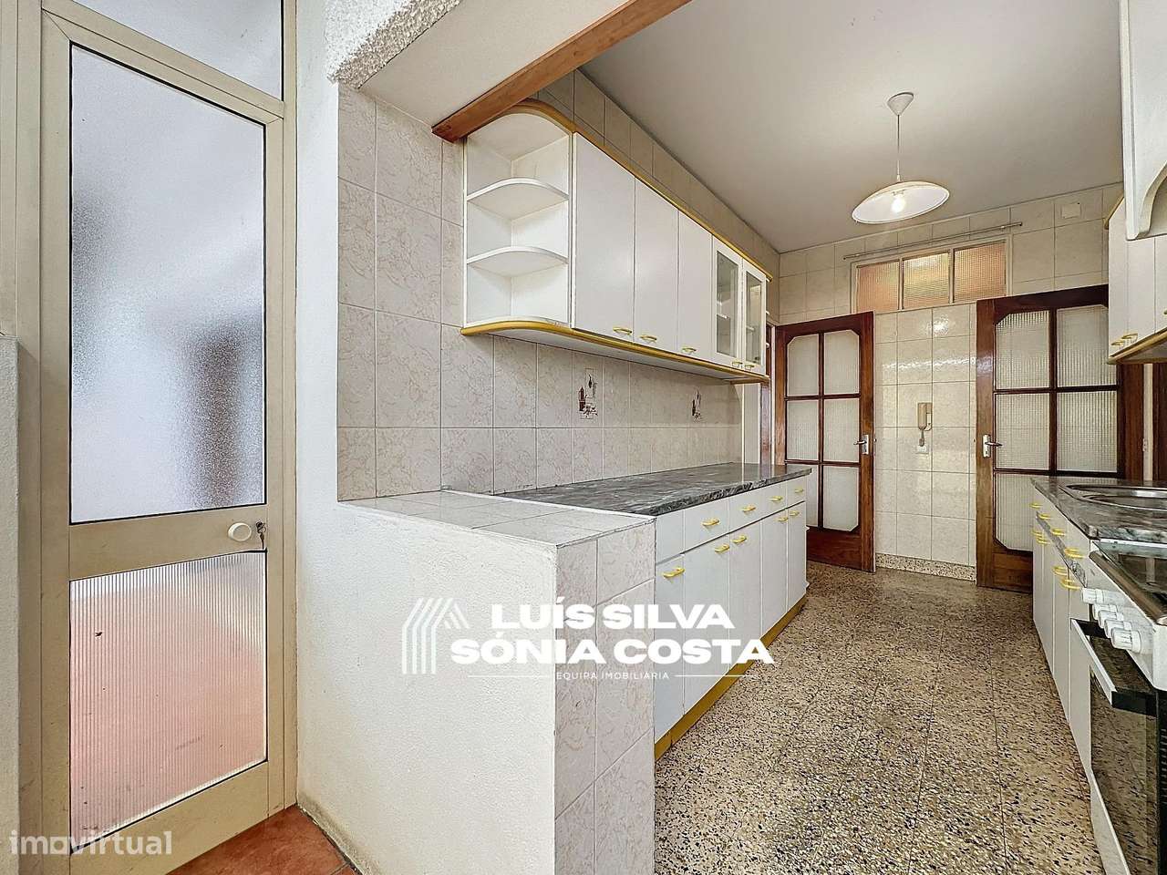 Apartamento T4 c/ Varandas e Elevador em frente á Câmara...-8