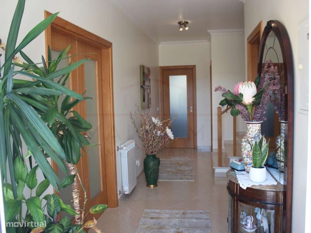 Moradia T5 com grandes áreas em zona muito tranquila de Rio Maior-9