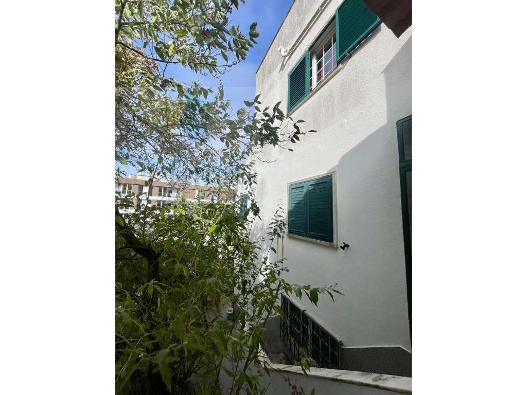 Moradia T5 com jardim privado e garagem !!-7