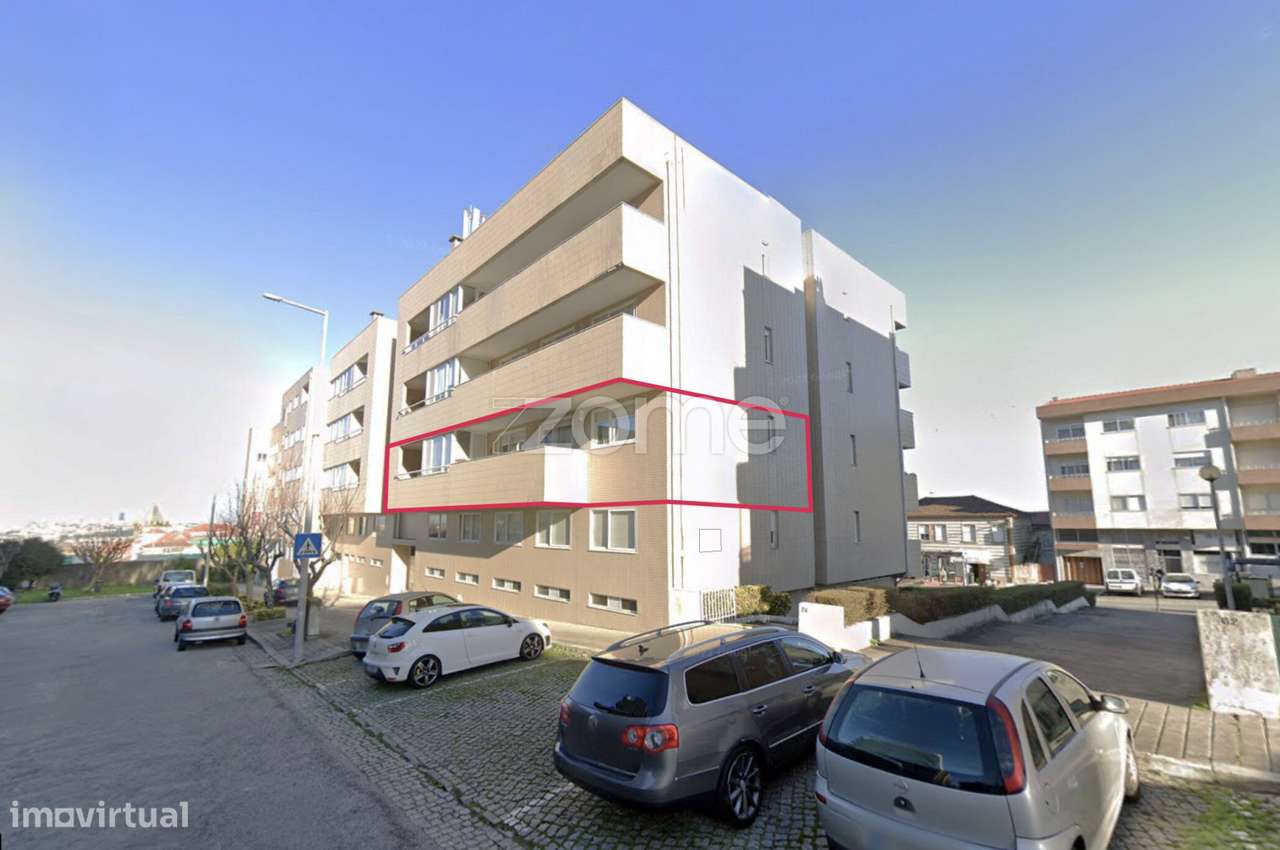 T3 Com Duas Varandas E Garagem Box Em Aguas Santas