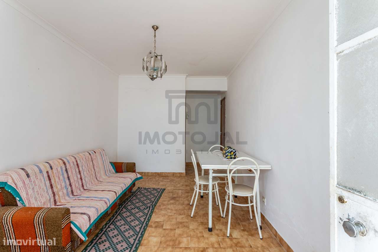 APARTAMENTO T2 (R/C) + POTENCIAL T0 INDEPENDENTE (CV) + QUINTAL-18