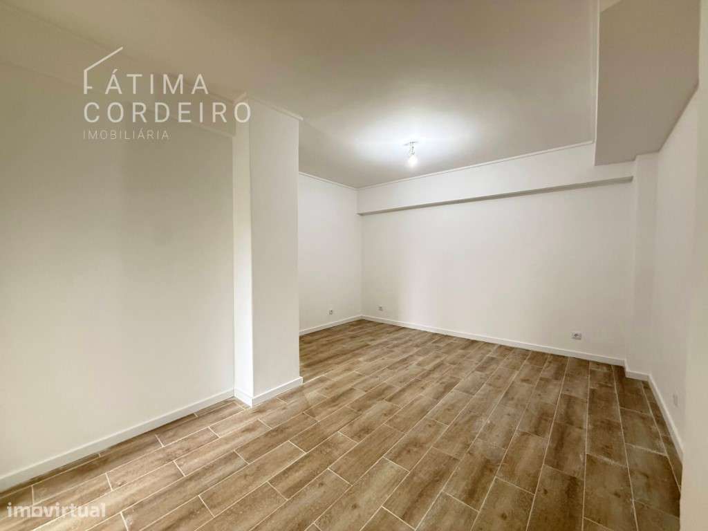 T4, situado no centro de Almada, a poucos minutos a pé da Praça São... - Grande imagem: 3/20