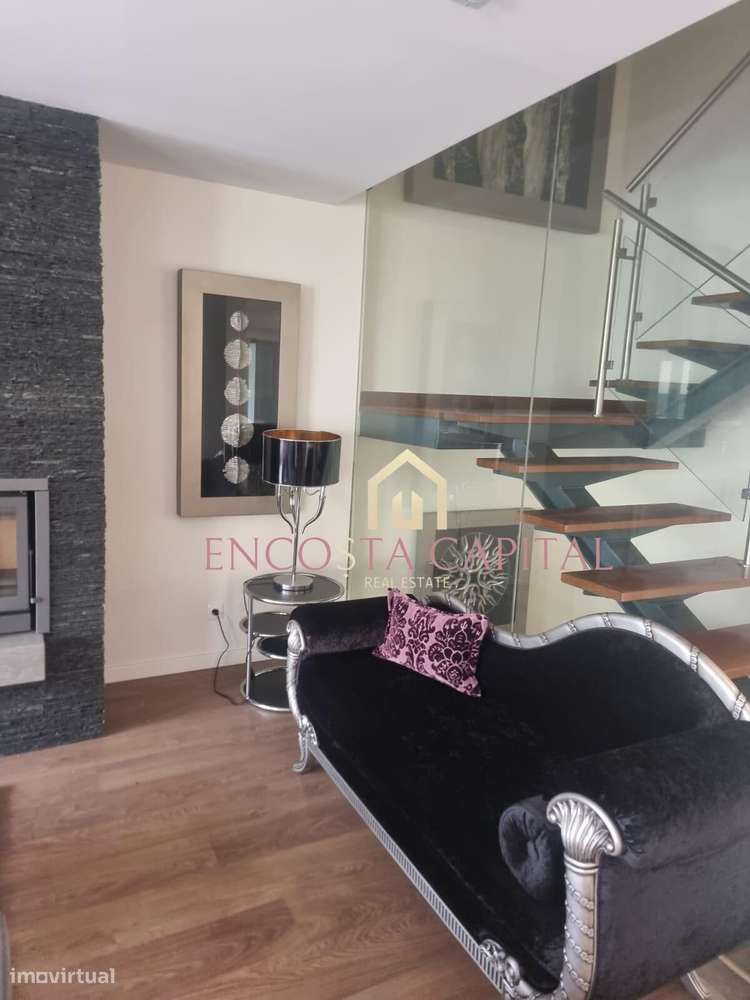 Moradia T3+1 na Parede com Vista para o Mar-5