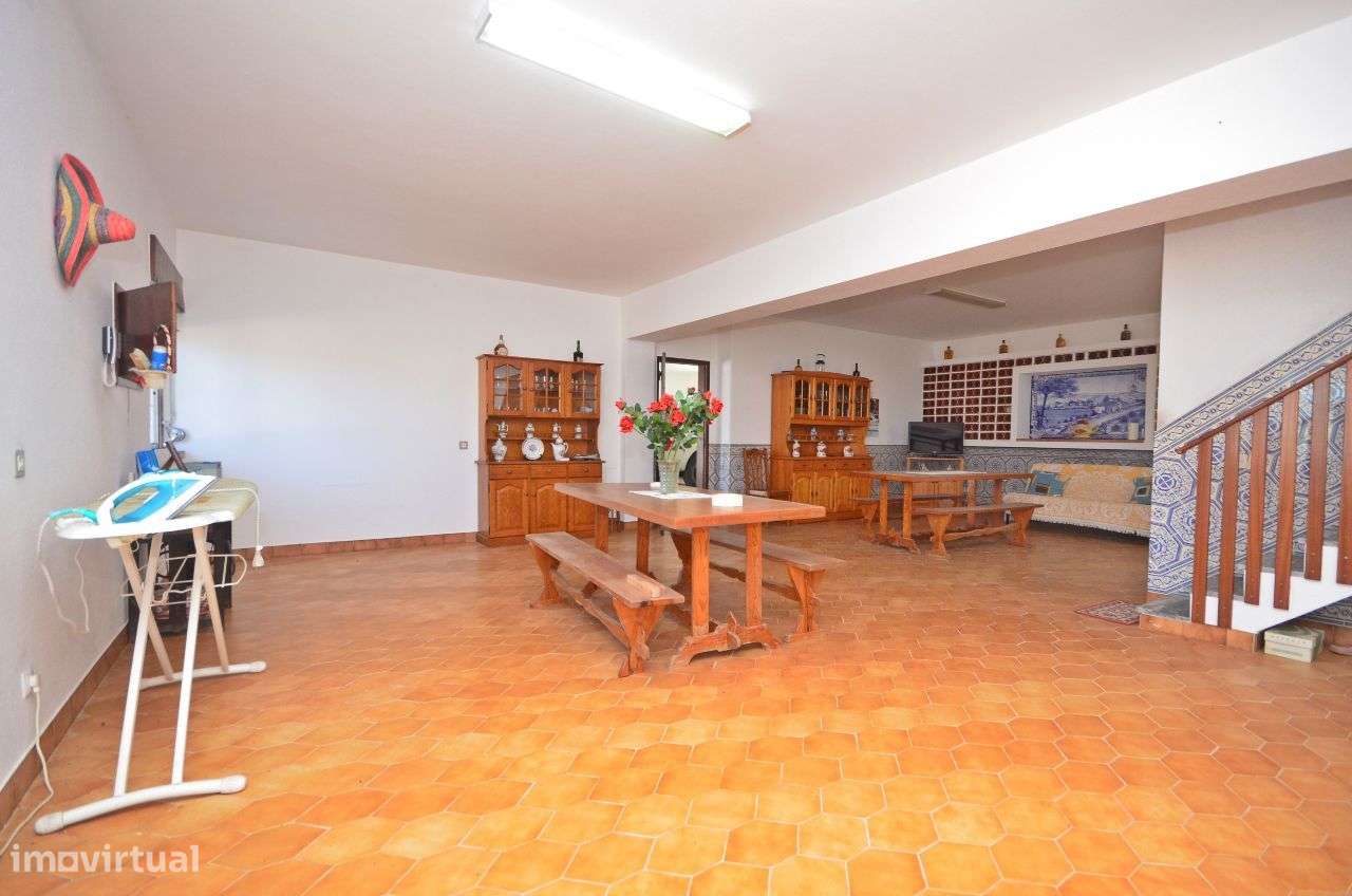 Moradia T5 inserida em terreno de 2.836 m2 - Grande imagem: 4/33